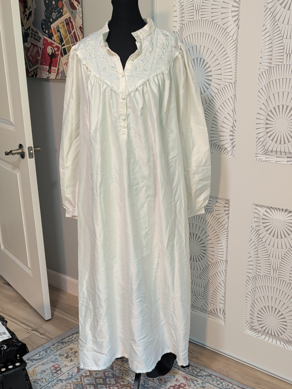 Vintage 80's Women's Long Sleeve Soft Nightgown